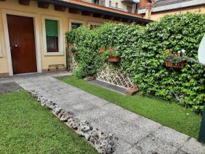 ヴェローナにあるLa casa di Davide con giardino e garageの植物園、家の隣の遊歩道 +26枚の写真