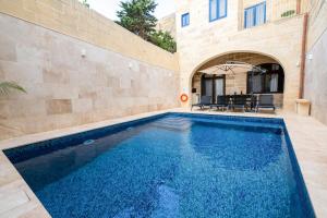 沙拉Peonja Suite的房子前面的游泳池