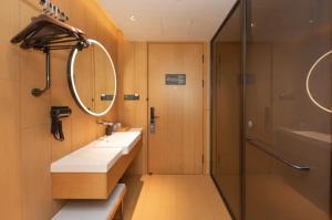 ein Badezimmer mit zwei Waschbecken und einer Dusche in der Unterkunft JI Hotel Shanghai Caohejing Hongcao Road in Shanghai + 26 Fotos