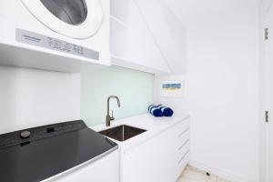 シドニーにあるKINGS10V - Luxe at Kingsの白いキッチン(シンク、洗濯機付)