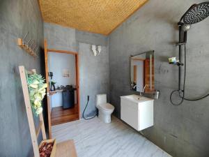 une salle de bain avec un lavabo et des toilettes dans l'établissement Tayan Resort Kanchanaburi, à Ban Kao 135 autres photos