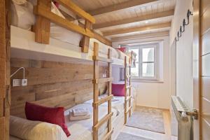 Cette chambre comprend 4 lits superposés. dans l'établissement Luderna - Apartamento Val de Ruda A30 Manaud, à Baqueira-Beret