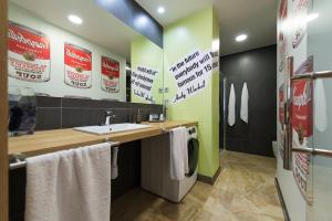 Kuchyň nebo kuchyňský kout v ubytování Suites Garden Loft Andy Warhol