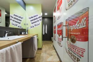 Kuchyň nebo kuchyňský kout v ubytování Suites Garden Loft Andy Warhol