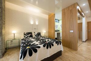 Postel nebo postele na pokoji v ubytování Suites Garden Loft Andy Warhol