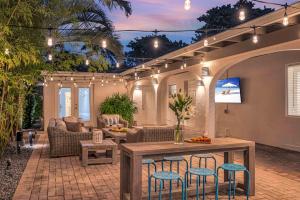 Ruang duduk di TWO houses ONE Property Game Room Heated Pool 2 Hot Tubs STEPS from Beach RESlDENCES