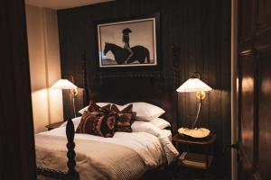 Ένα ή περισσότερα κρεβάτια σε δωμάτιο στο Wild Moon Ranch Pickleball, Cedar Tub & Views