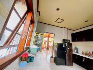 Η κουζίνα ή μικρή κουζίνα στο Soluna Homestay Bali