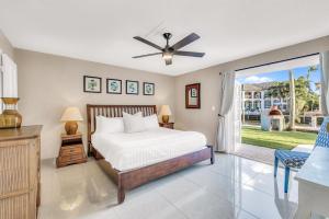 フォート・ローダーデールにあるWalk To Beach Waterfront Heated Pool Pelican Key RESIDENCESのベッドと大きな窓のある寝室 +27枚の写真
