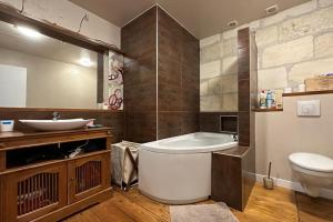 Ένα μπάνιο στο Charming family house with large terrace