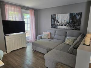 TV a/nebo společenská místnost v ubytování Cozy Digital Nomad Apartment in Montreal Riv-Sud