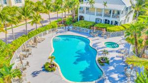 una vista dall'alto di una piscina in un resort di Ocean View Duplex Penthouse Retreat amenities: tennis court heated Pool Vista Key One a Islamorada