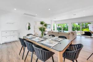 フォート・ローダーデールにあるCentrally Located Heated pool Lush Tropical Surrounding Oasis Key RESlDENCESのテーブルと椅子のあるダイニングルームとリビングルーム