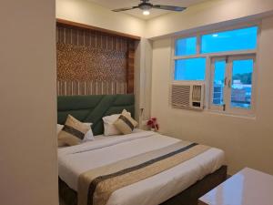 バラナシにあるThe Banaras Paradiseの窓のある大きなベッドのある寝室