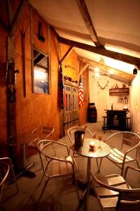 ein Zimmer mit einem Tisch und Stühlen und ein Zimmer mit einem Klavier in der Unterkunft Naturist Hotel Peyraille in Libaros