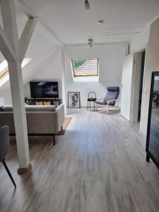 a living room with a couch and a tv at Gesamte Unterkunft in zentraler Lage in Hattingen in Hattingen