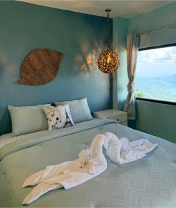 にあるLake View House Cerro Verdeのタオルが敷かれたベッドのある寝室