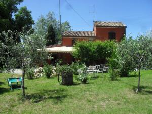 A garden outside B&B La Rosa Antica