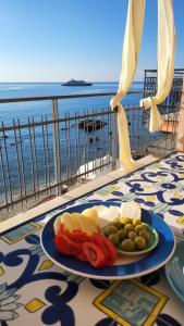 un plato de comida en una mesa junto al océano en Taormina wonderful seaview, en Giardini Naxos