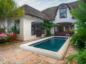una casa con piscina delante en Leopard Lodge, en Hermanus