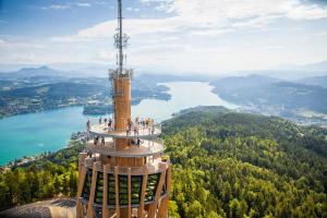 a tower with people standing on the top of it at Schickes Boutique-Apartment, zentral in Messe-& Bahnhofsnähe, sehr ruhig & gratis Parkplatz - HappyStay in Klagenfurt