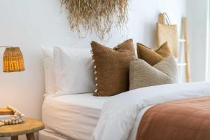 Postel nebo postele na pokoji v ubytování The SALTY PALMS Luxury Villas By the Sea