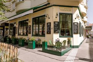 a restaurant with tables and chairs on a sidewalk at Hotel Erzherzog Rainer in Vienna
