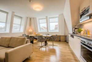 Кухня или мини-кухня в Vienna Grand Apartments City
