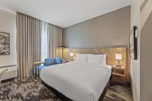 Postel nebo postele na pokoji v ubytování Sandman Signature Dallas Las Colinas Hotel & Suites