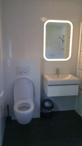 マックムにあるSolo Bungalowのバスルーム(トイレ、洗面台、鏡付)