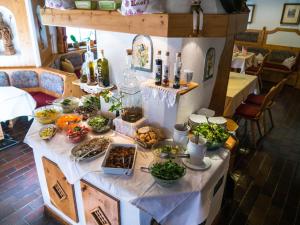 een tafel met eten in een kamer bij Hotel Gasthof Hinteregger in Bad Kleinkirchheim