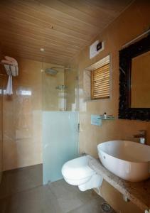 Un baño con bañera, inodoro y ducha. en Marawi desert resort, en Sām