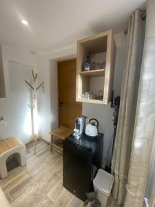 Pokój z kuchnią ze stołem i pokojem z: w obiekcie Chambre entrée indépendante w mieście La Seyne-sur-Mer