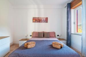a bedroom with a bed with two teddy bears on it at Sa omu de sa palgia in Jerzu