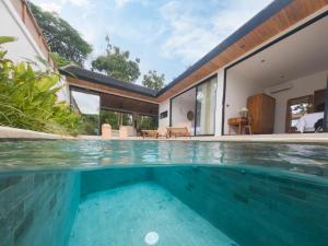 una piscina cubierta en una casa con villa en Zendaya Bali Villas, en Denpasar
