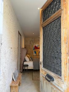 an open door in a room with a bedroom at Studio du Cherche Midi in Jarnac