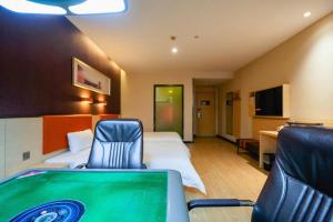 - un billard dans une chambre d'hôtel dans l'établissement 7 Days Premium Nanchang Xiaolan Industrial Park Bogang Metro Station, à Lianxi