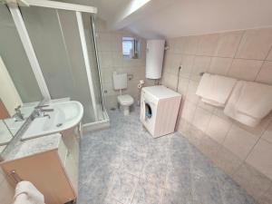 Ένα μπάνιο στο TOM V NV Apartment with sea view, 250m from the beach +26 φωτογραφίες