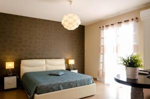 贝尔帕索帕丽玛科拉瑟住宿加早餐旅馆的一间卧室，里面有一张床和一扇大窗户。