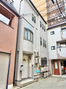 大阪市にあるstay PLUS 谷町 premiumの大きなレンガ造りの建物