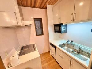 大阪市にあるstay PLUS 谷町 premiumのシンクと電子レンジのある小さなキッチン +65枚の写真