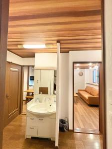大阪市にあるstay PLUS 谷町 premiumのバスルーム(シンク付)、リビングルーム