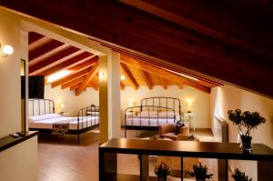 ein Wohnzimmer mit zwei Betten und einem Tisch in der Unterkunft B&B Prima Classe in Belpasso