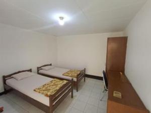 Postel nebo postele na pokoji v ubytování Capital O 94094 New Lembah Nyiur