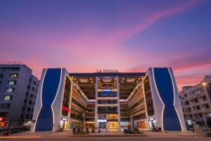 スーラトにあるFabHotel La Victoria - Galaxy Circleの上に看板がある建物