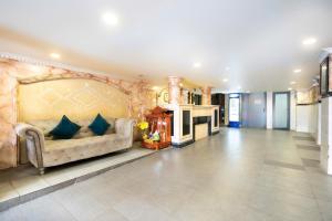 a living room with a couch and a wall at Hotel Minh Thư in Ho Chi Minh City