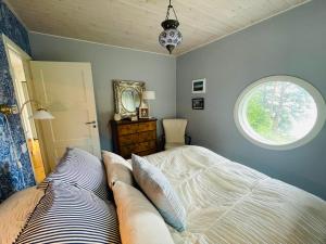 un dormitorio con una cama y una ventana en Cozy and spacious vacation house by the sea, en Kemiönsaari