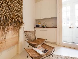 Habitación con mesa, sillas y cocina. en Down2Town B&B, en Oporto
