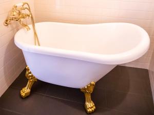 eine weiße Badewanne mit goldenen Beinen im Bad in der Unterkunft LifeStyleHotel ichi / Vacation STAY 81824 in Kōchi + 25 Fotos