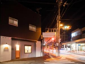 eine Stadtstraße in der Nacht mit Ampel in der Unterkunft LifeStyleHotel ichi / Vacation STAY 81824 in Kōchi